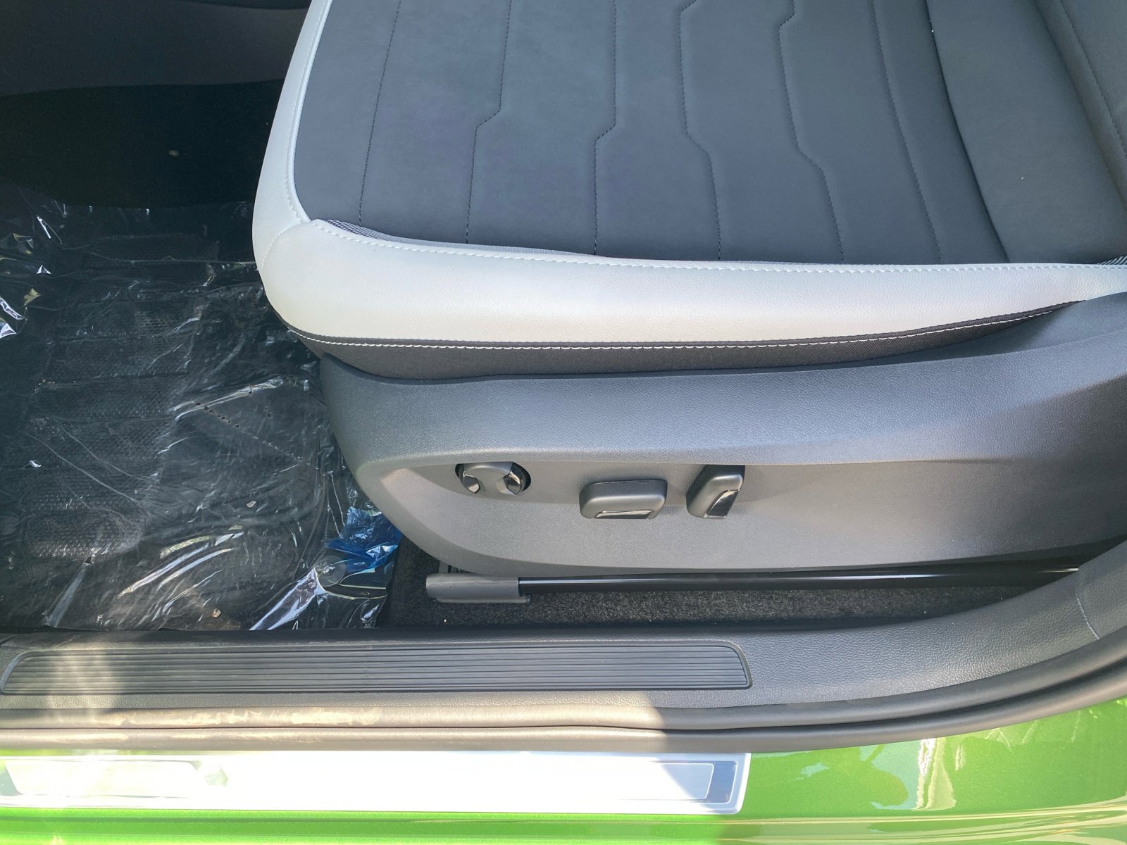 New 2025 Volkswagen Taos SE image 14