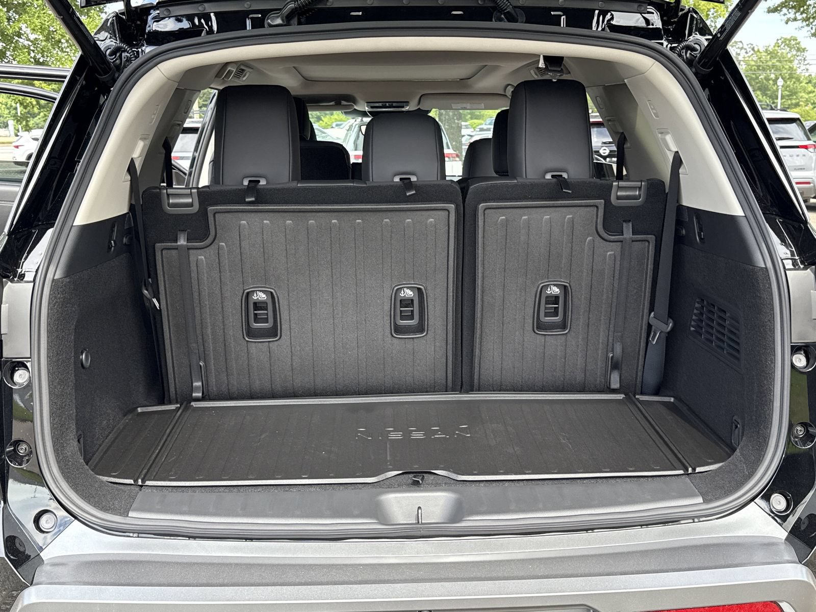 New 2026 Nissan Pathfinder Platinum FWD image 21