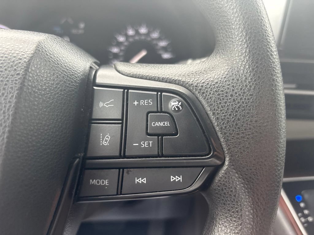 Used 2024 Toyota Sienna LE AWD/4WD image 9