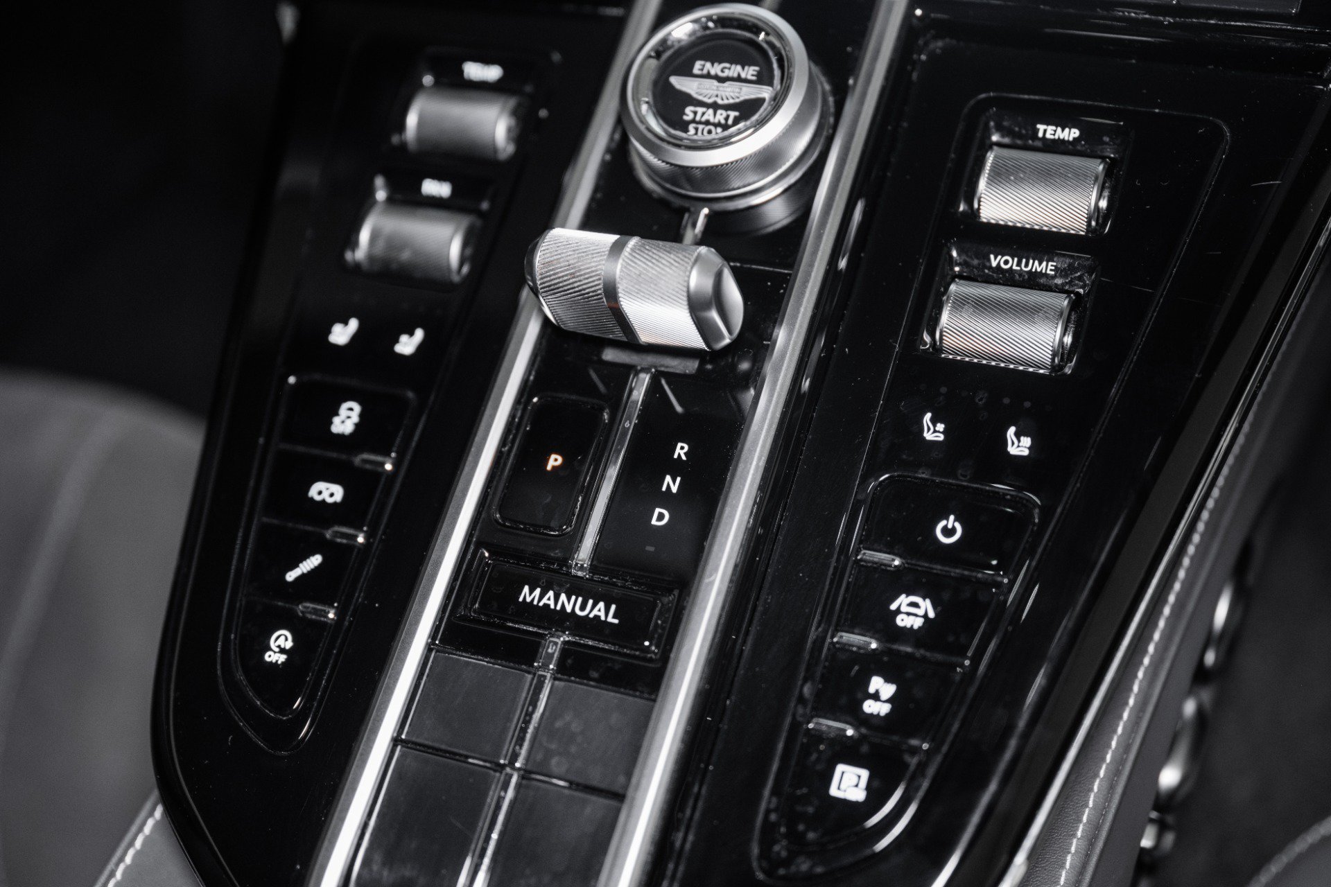 Used 2025 Aston Martin V8 Vantage Coupe RWD image 29