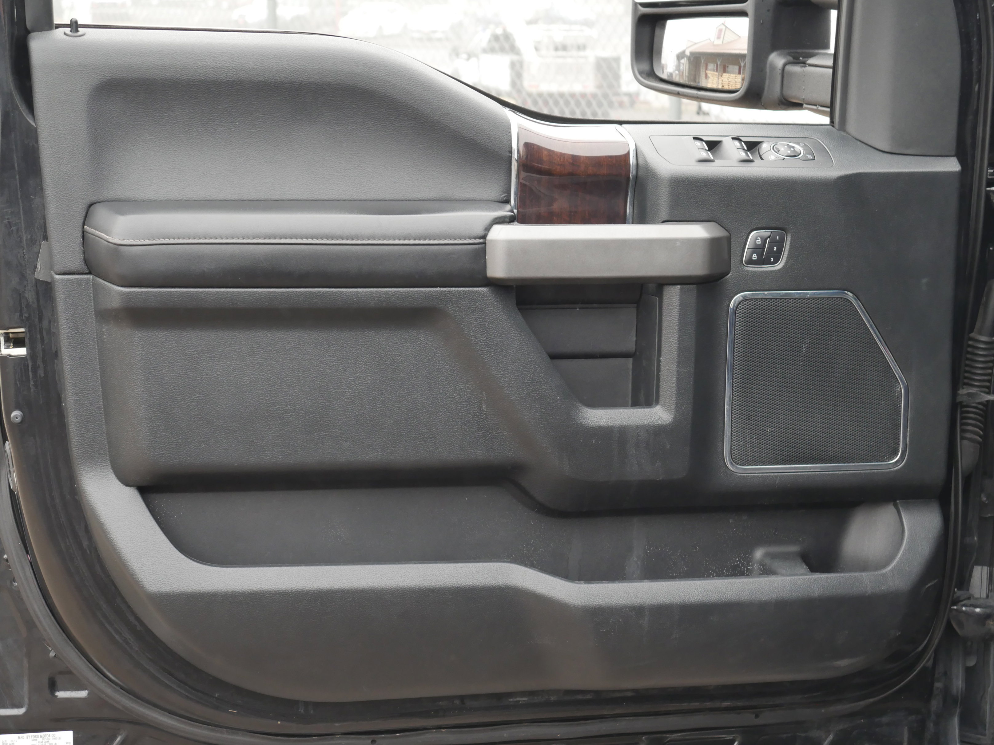 Used 2015 Ford F150 Platinum w/ Equipment Group 701A Luxury image 40