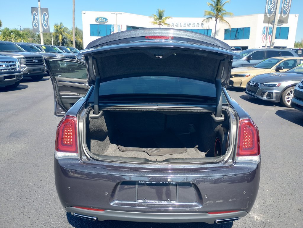Used 2018 Chrysler 300 S w/ 300S Premium Group RWD image 15