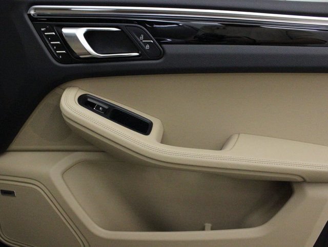 Used 2024 Porsche Macan AWD/4WD image 28