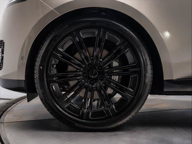 New 2026 Land Rover Range Rover Long Wheelbase SE AWD/4WD image 11