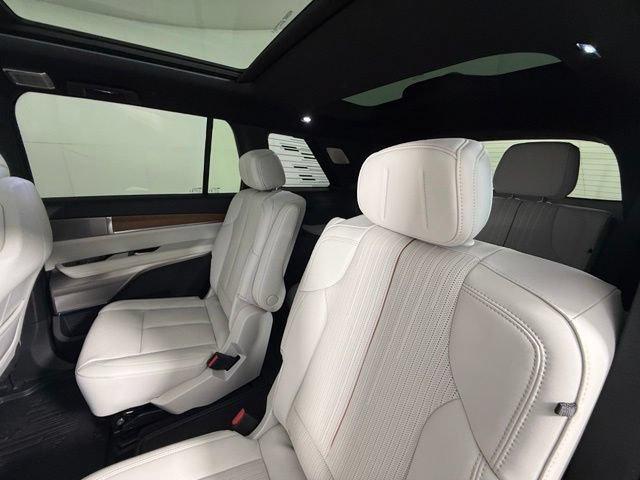 Used 2026 Cadillac Vistiq Luxury w/ LPO, Floor Liner Package AWD/4WD image 28