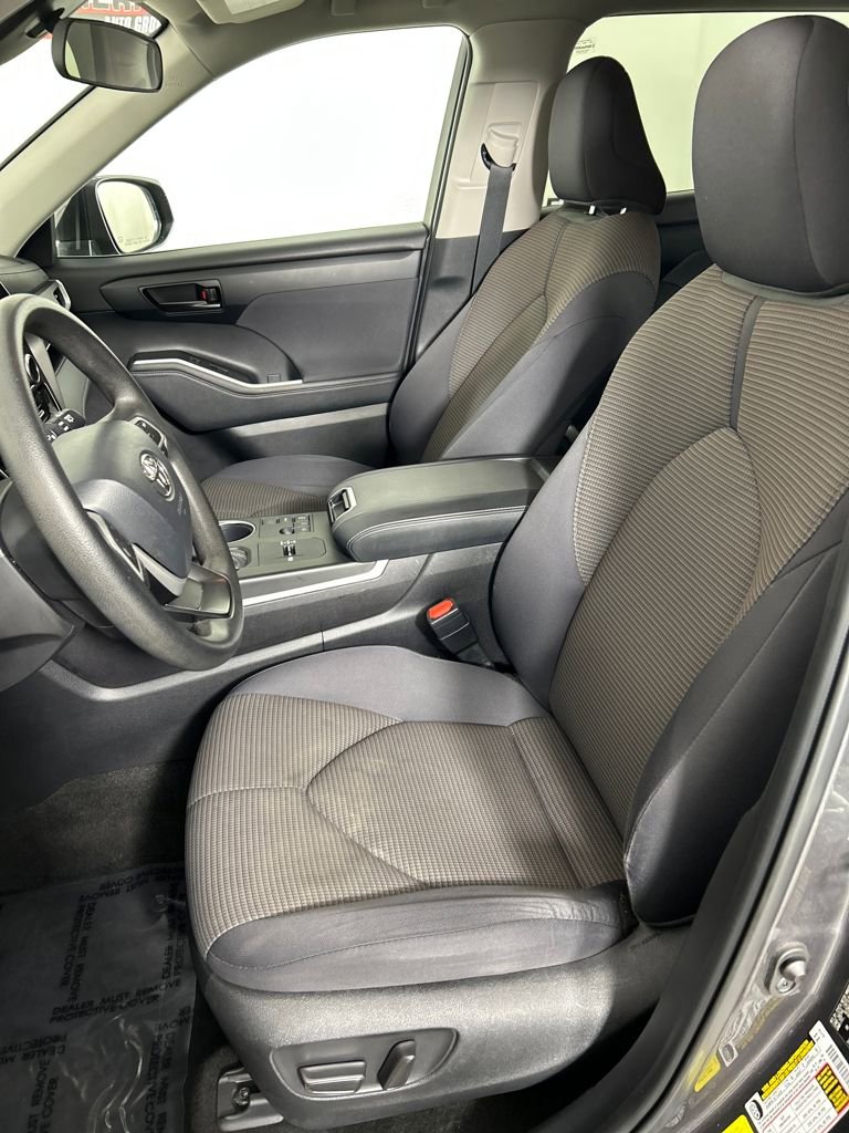 Used 2023 Toyota Highlander L image 10
