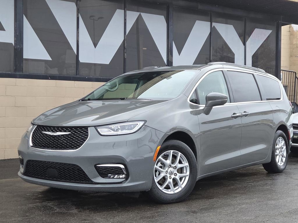 Used 2022 Chrysler Pacifica Touring-L image 2