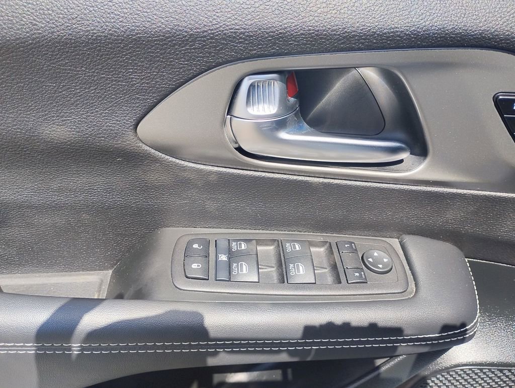Used 2025 Chrysler Pacifica Select w/ Uconnect Theater Family Group AWD/4WD image 15