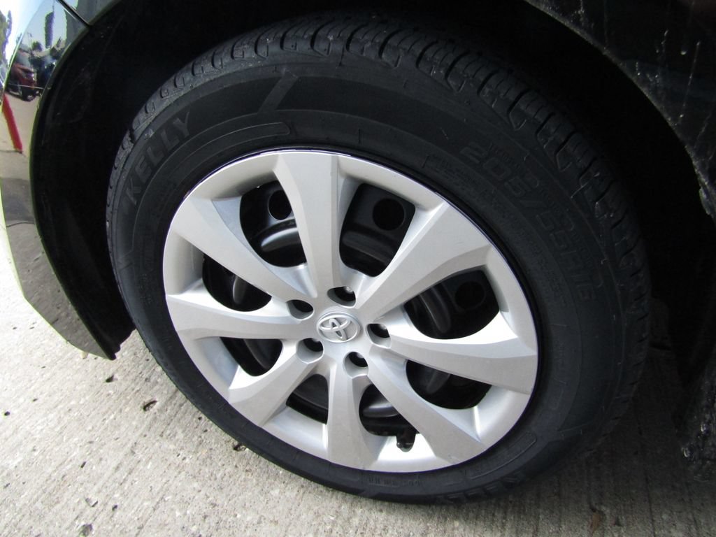 Used 2025 Toyota Corolla LE FWD image 21