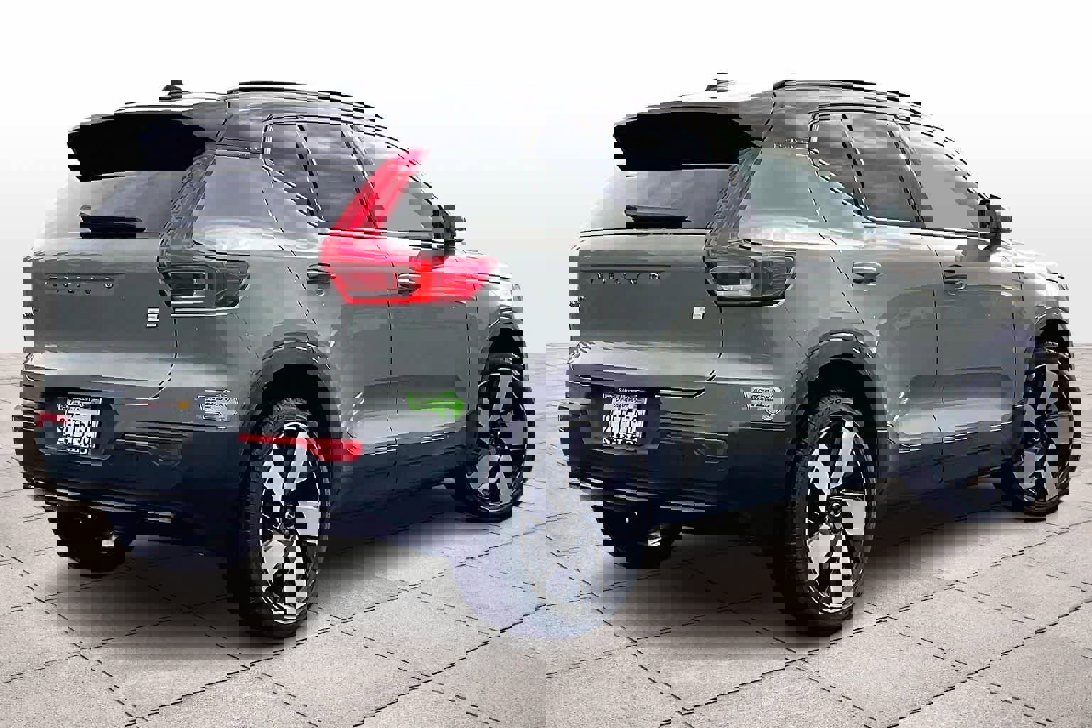 Used 2023 Volvo XC40 Recharge Ultimate image 16