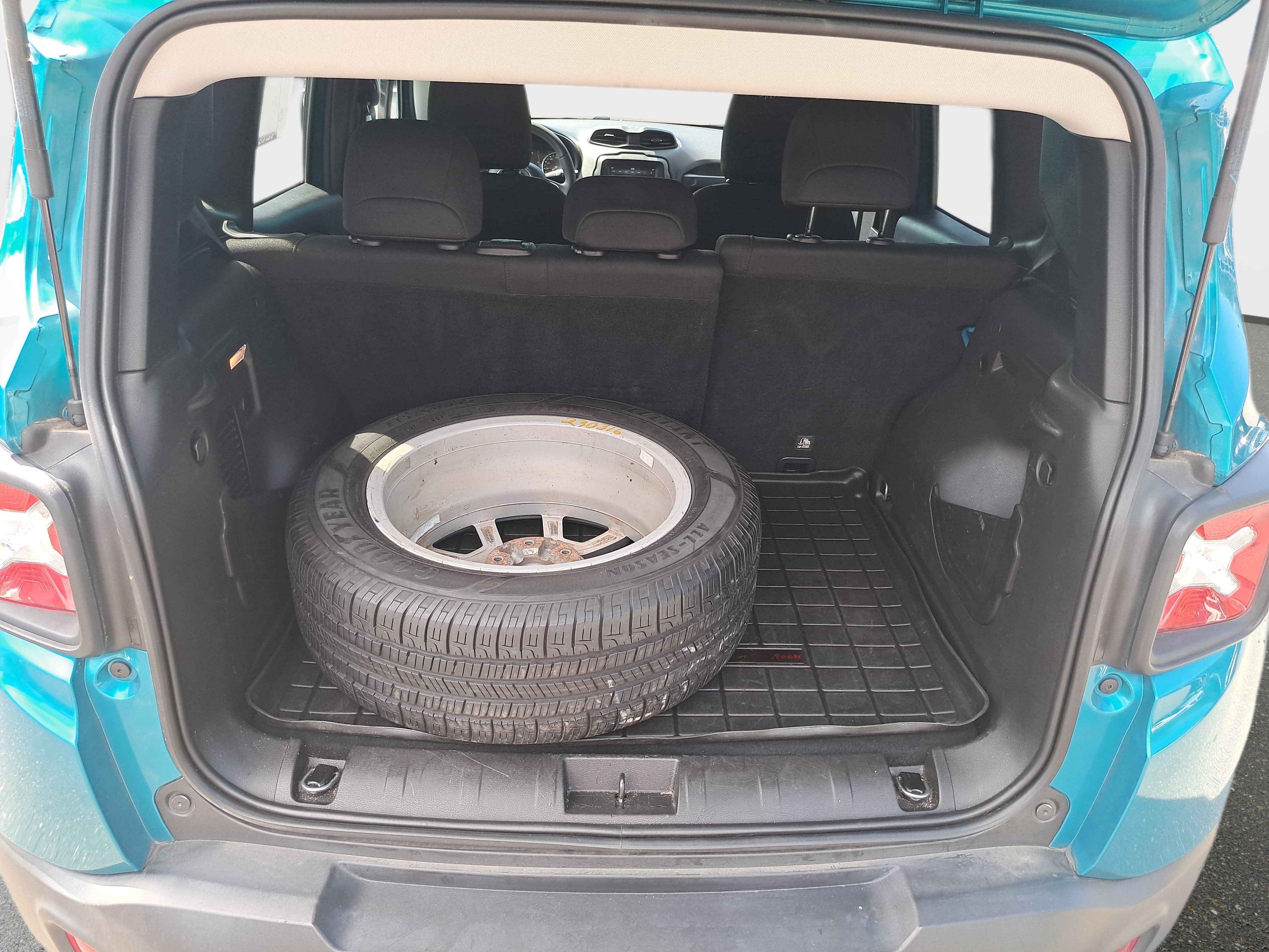 Used 2020 Jeep Renegade Latitude FWD image 12