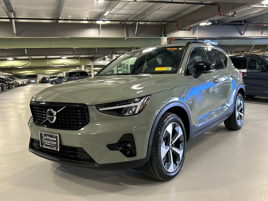 Certified 2023 Volvo XC40 B5 Plus w/ Driver Assist Package image 5