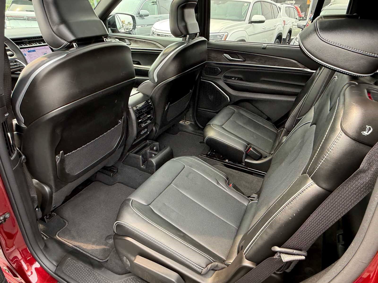 Used 2024 Jeep Grand Cherokee L Overland w/ Luxury Tech Group IV AWD/4WD image 19