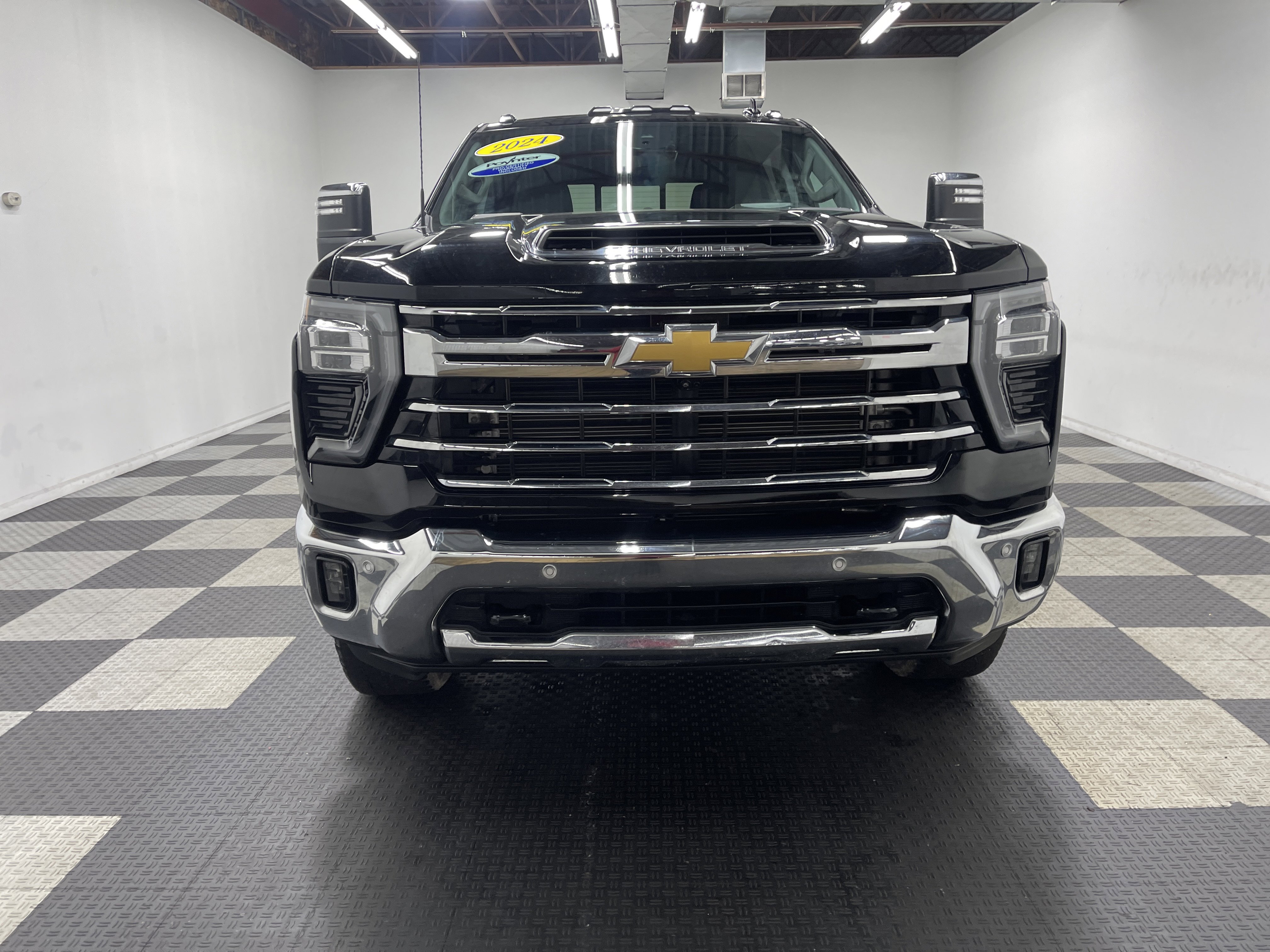 Used 2024 Chevrolet Silverado 3500 LTZ w/ LTZ Premium Package image 7