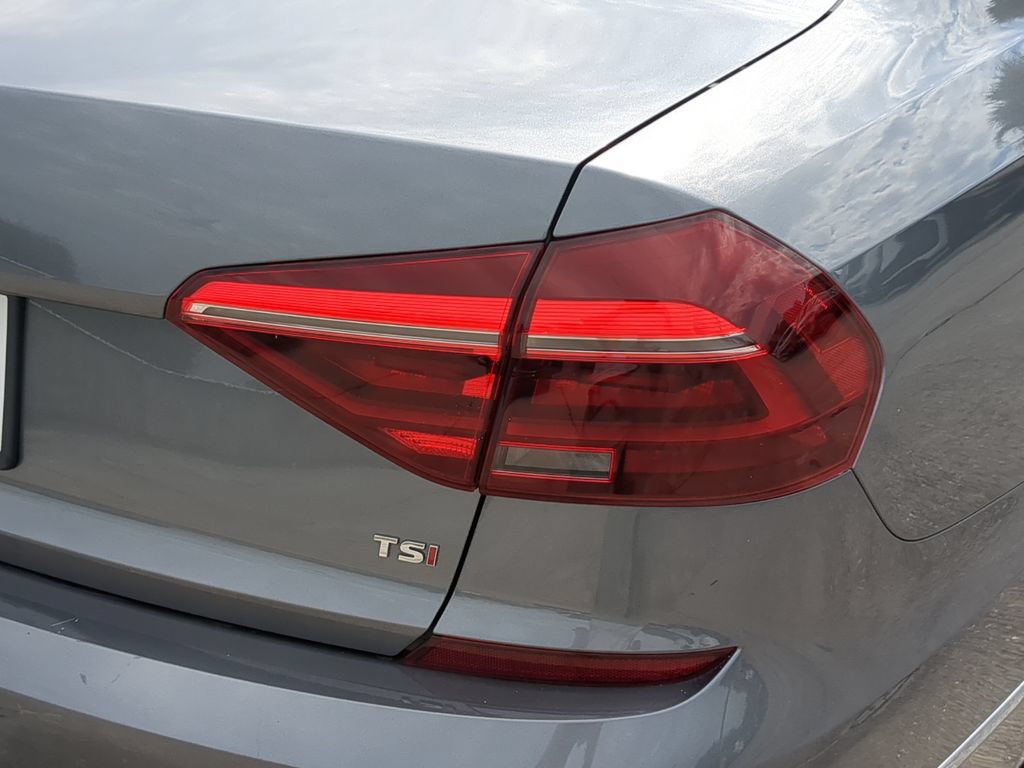 Used 2018 Volkswagen Passat 2.0T R-Line w/ R-Line Lighting Package FWD image 8