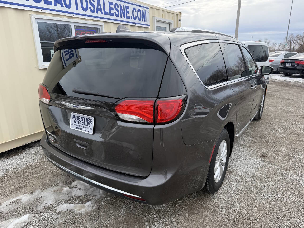 Used 2018 Chrysler Pacifica Touring-L image 8