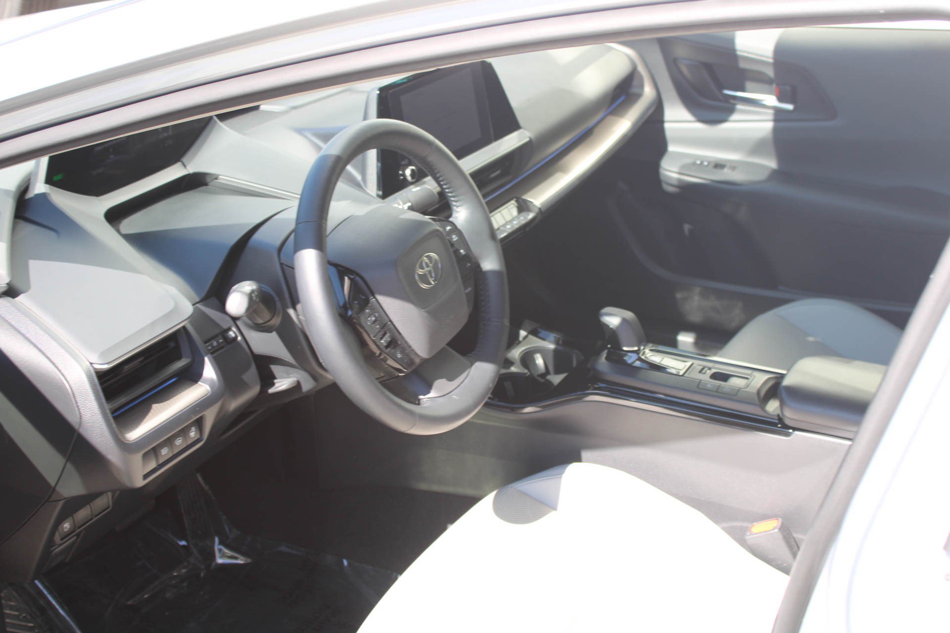 Certified 2024 Toyota Prius XLE FWD image 19