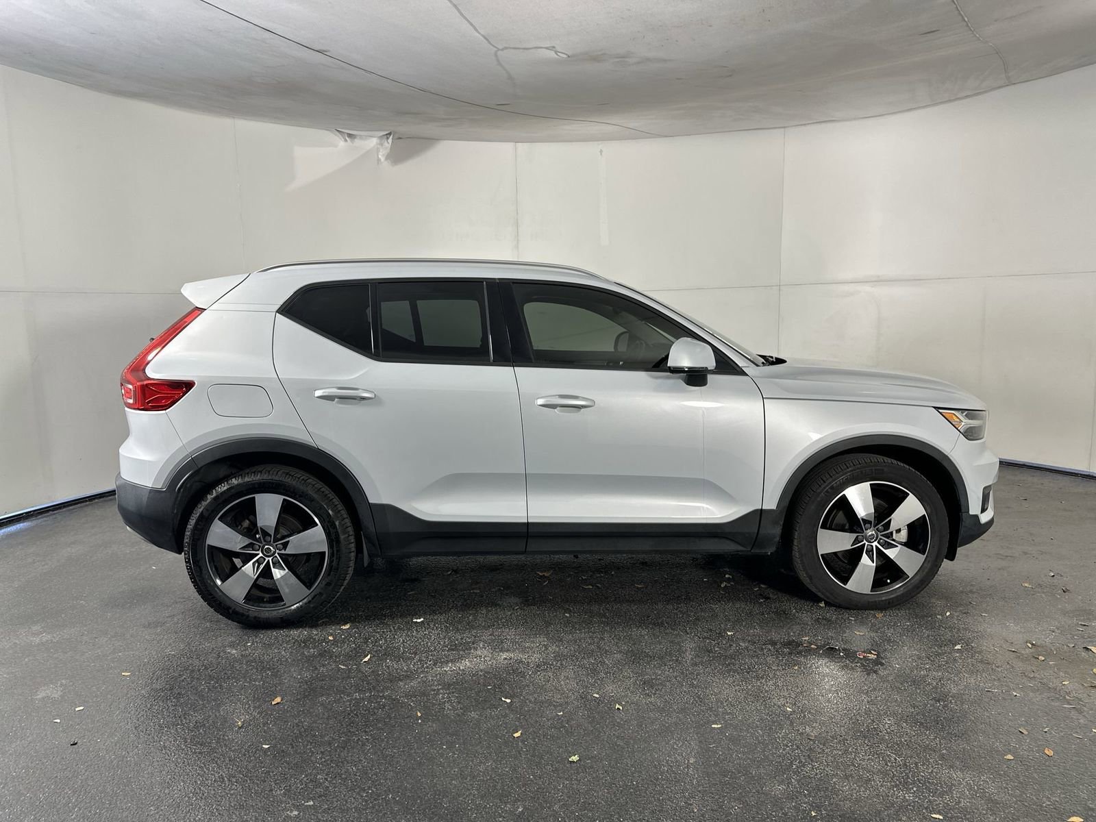 Used 2021 Volvo XC40 T4 Momentum w/ Protection Package Premier image 13