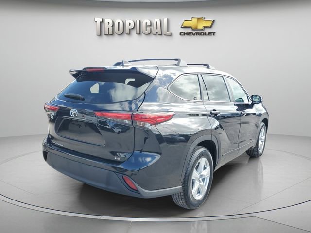Used 2023 Toyota Highlander LE FWD image 5