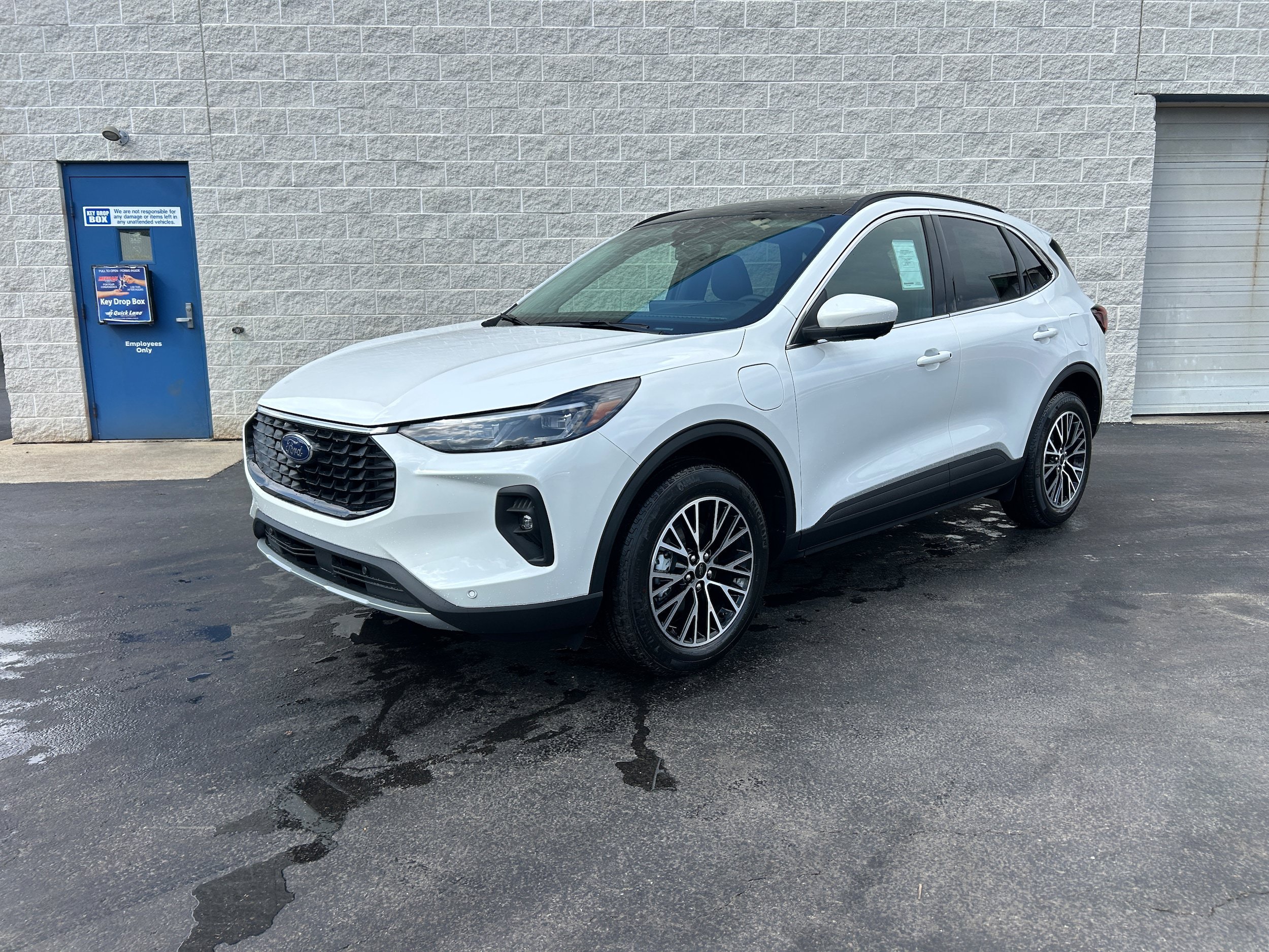 New 2025 Ford Escape SE w/ PHEV Premium Package FWD image 2