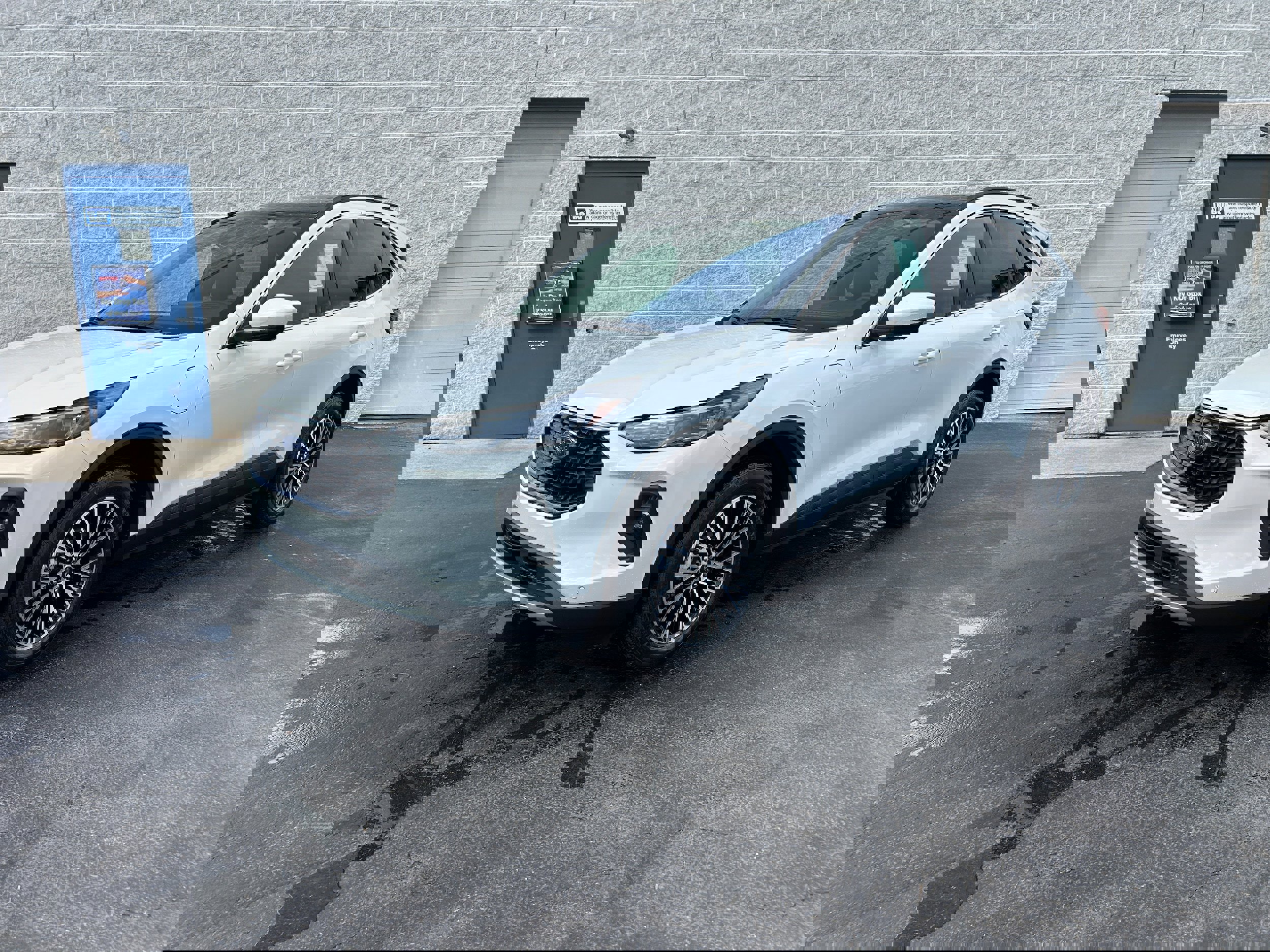 New 2025 Ford Escape SE w/ PHEV Premium Package FWD image 2