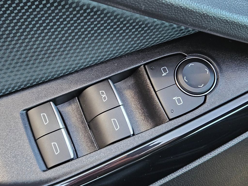 Used 2025 Chevrolet Equinox RS w/ Safety and Technology Package image 14