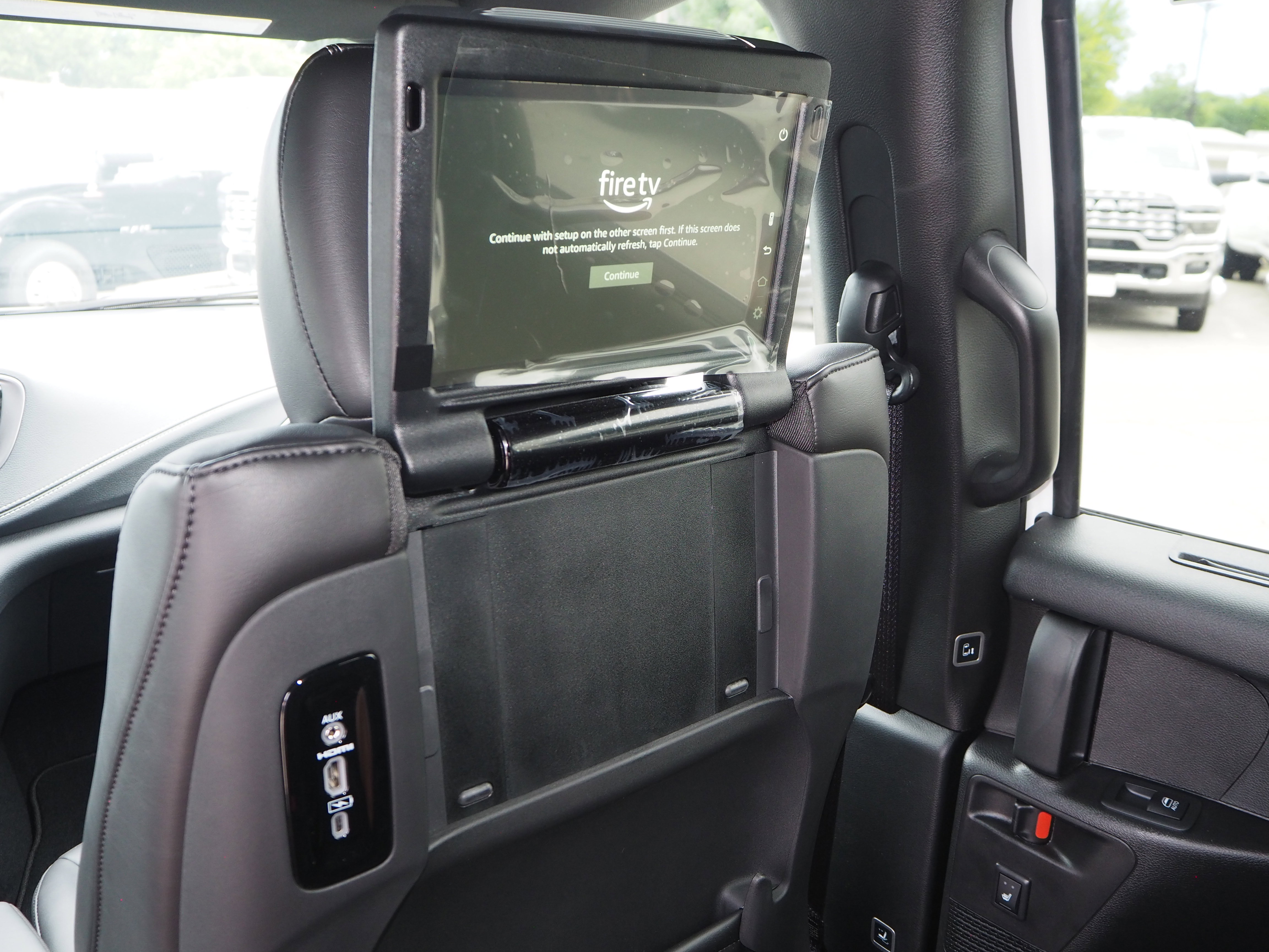 New 2025 Chrysler Pacifica Select w/ Uconnect Theater Family Group FWD image 25