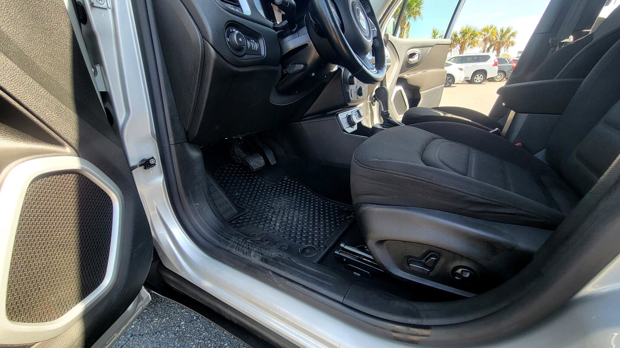 Used 2021 Jeep Renegade Latitude w/ Convenience Group image 23