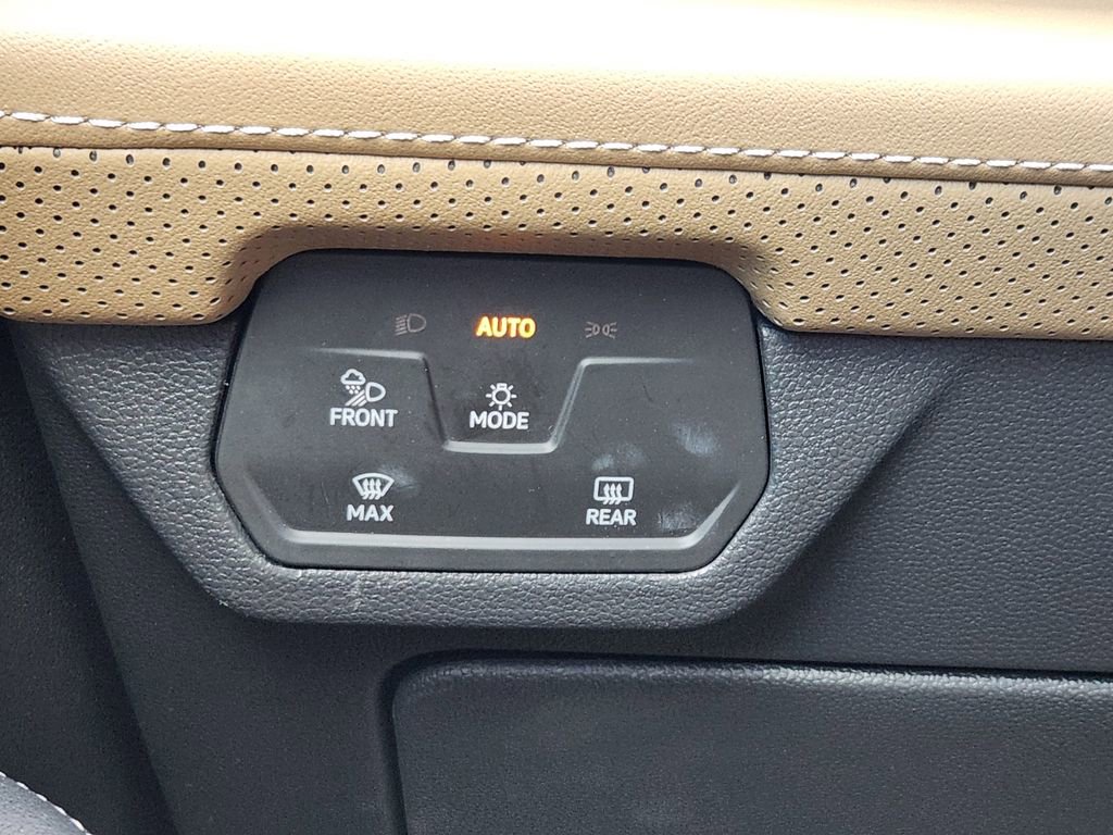 Used 2025 Volkswagen Atlas Cross Sport SE image 12