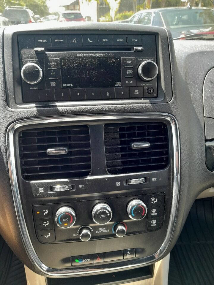 Used 2017 Dodge Grand Caravan SXT image 14