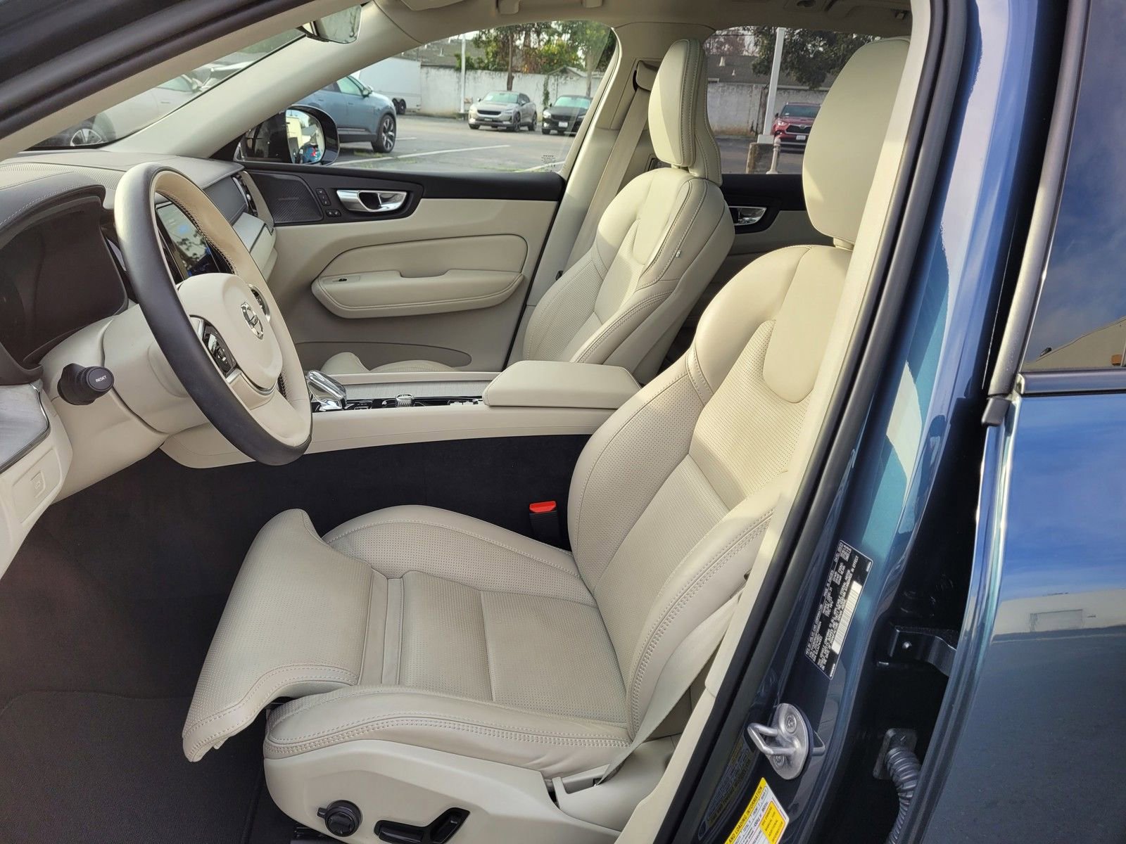 Certified 2023 Volvo XC60 B6 Ultimate w/ Climate Package image 9