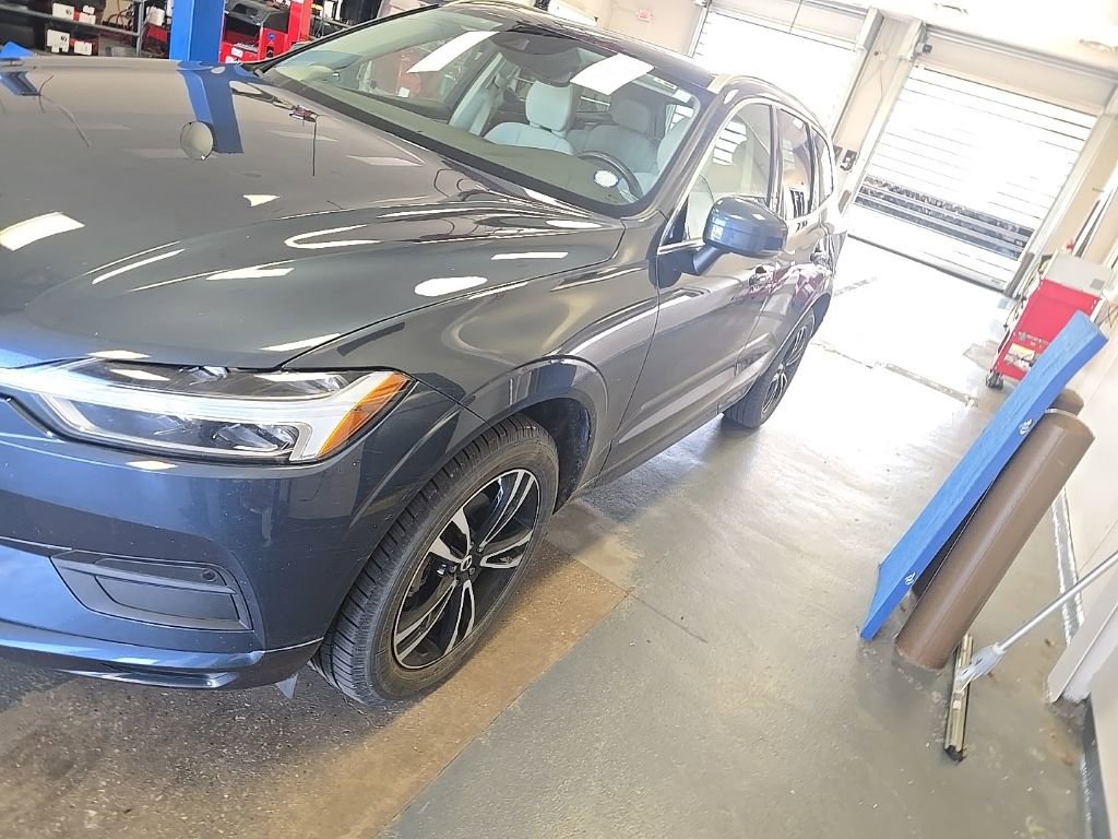 Used 2020 Volvo XC60 T5 Momentum image 2