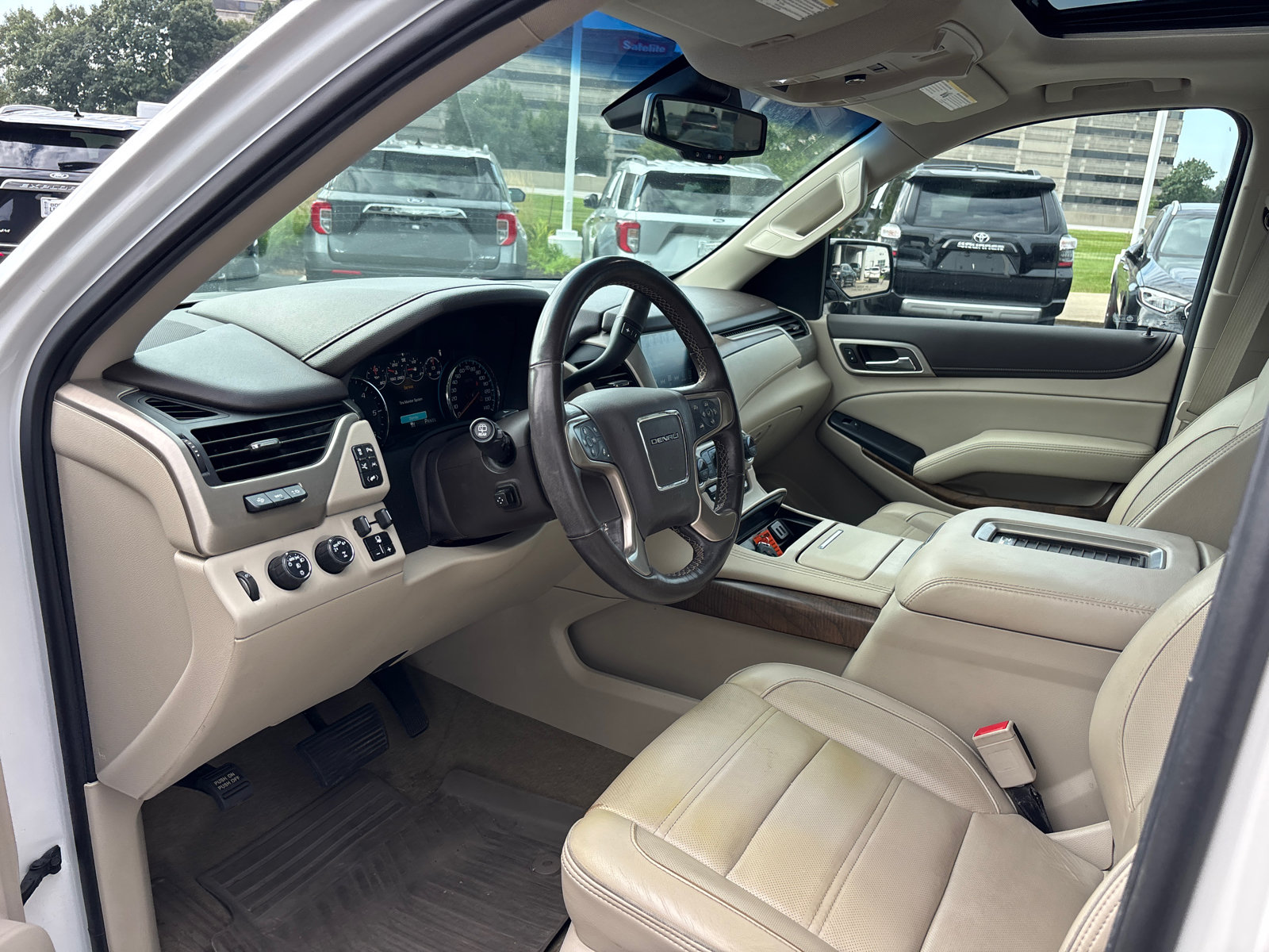 Used 2019 GMC Yukon Denali w/ Denali Ultimate Package AWD/4WD image 23
