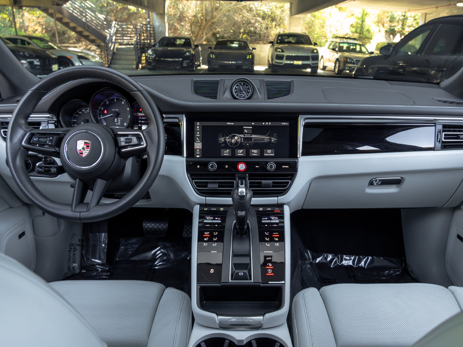 Certified 2025 Porsche Macan AWD/4WD image 40