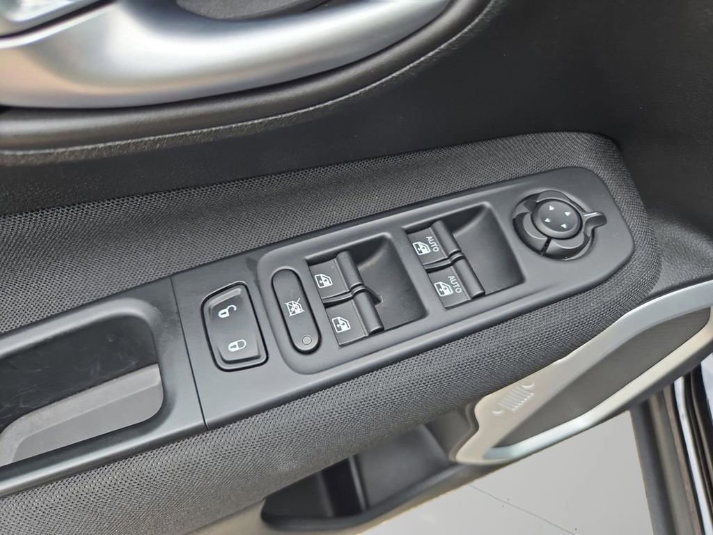 Used 2018 Jeep Renegade Latitude image 13