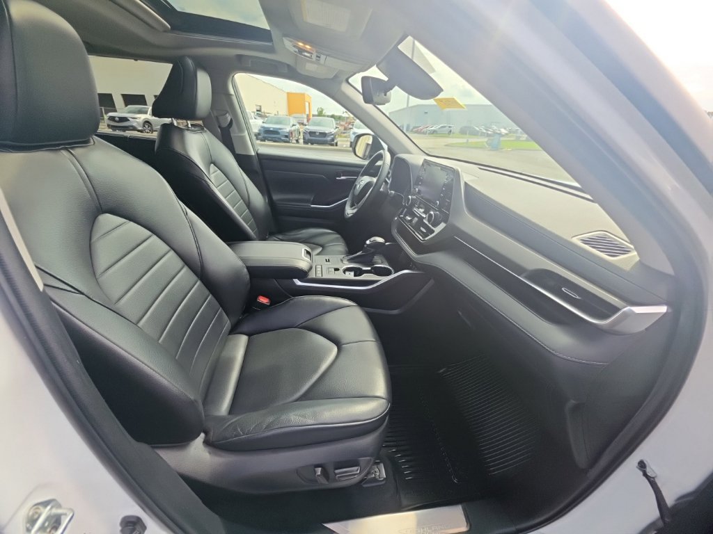 Used 2022 Toyota Highlander XLE AWD/4WD image 32