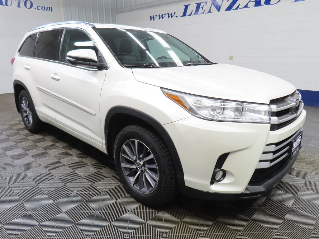 Used 2018 Toyota Highlander XLE image 3