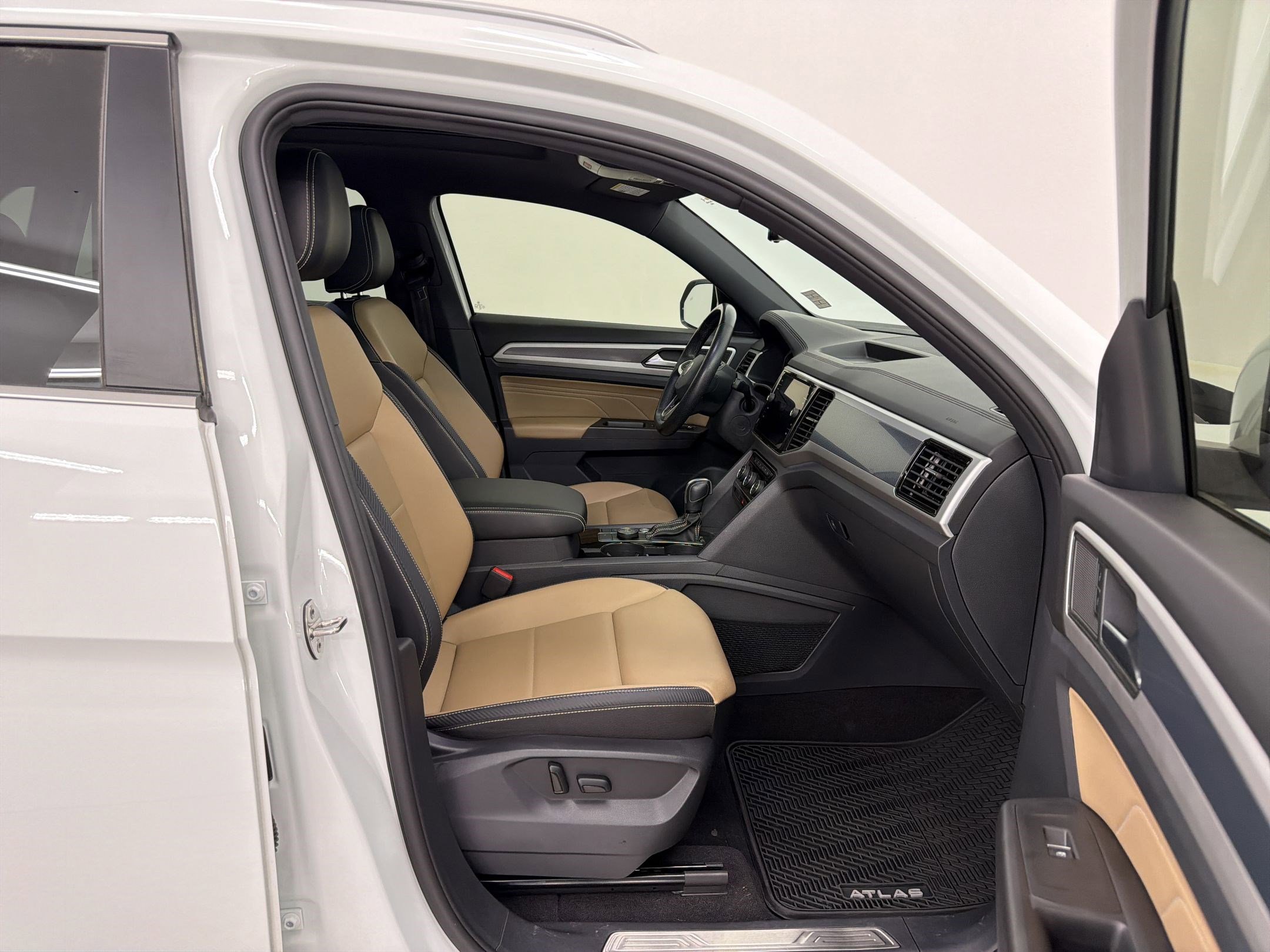 Used 2022 Volkswagen Atlas Cross Sport SEL R-Line image 28