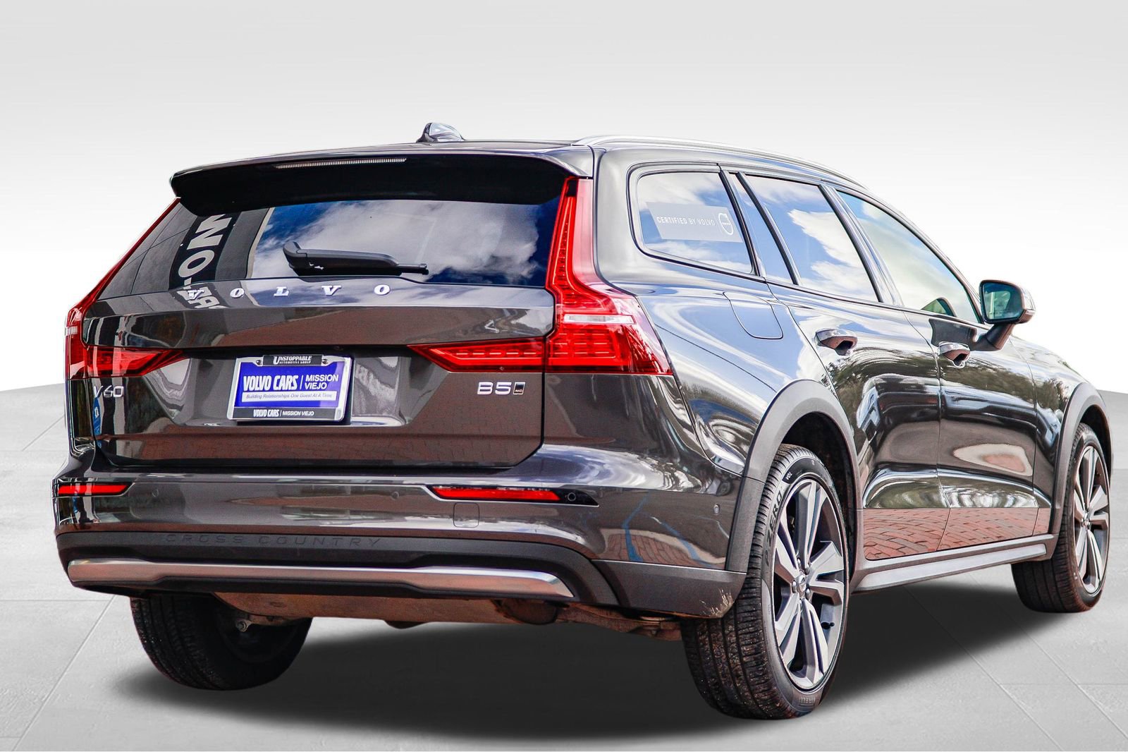 Used 2025 Volvo V60 B5 Cross Country Plus image 37