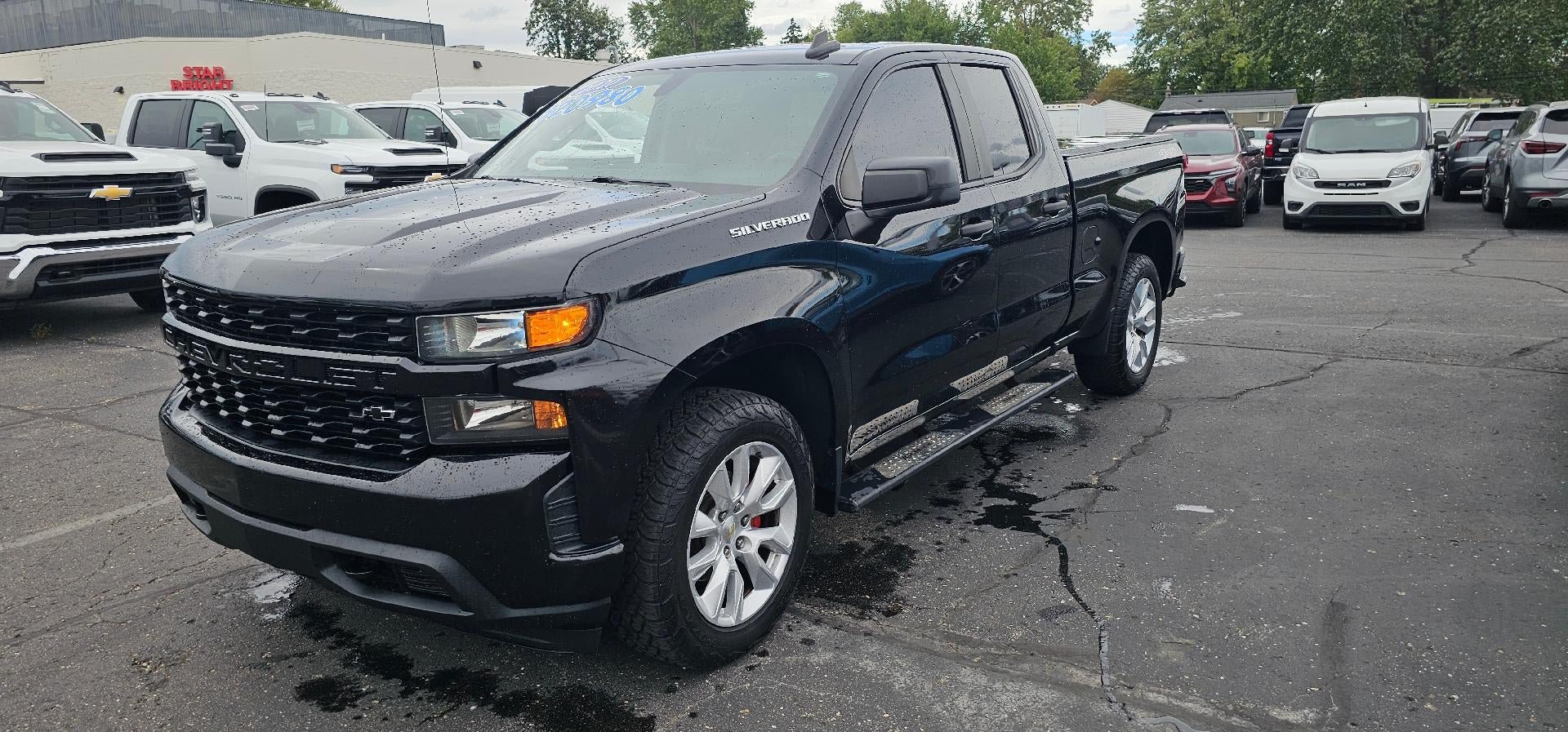 Used 2020 Chevrolet Silverado 1500 Custom w/ Custom Value Package AWD/4WD image 3