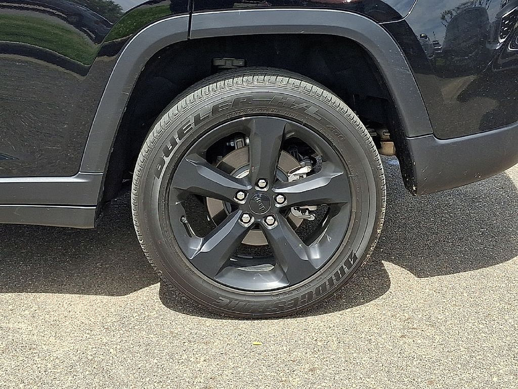Used 2025 Jeep Grand Cherokee Altitude RWD image 23