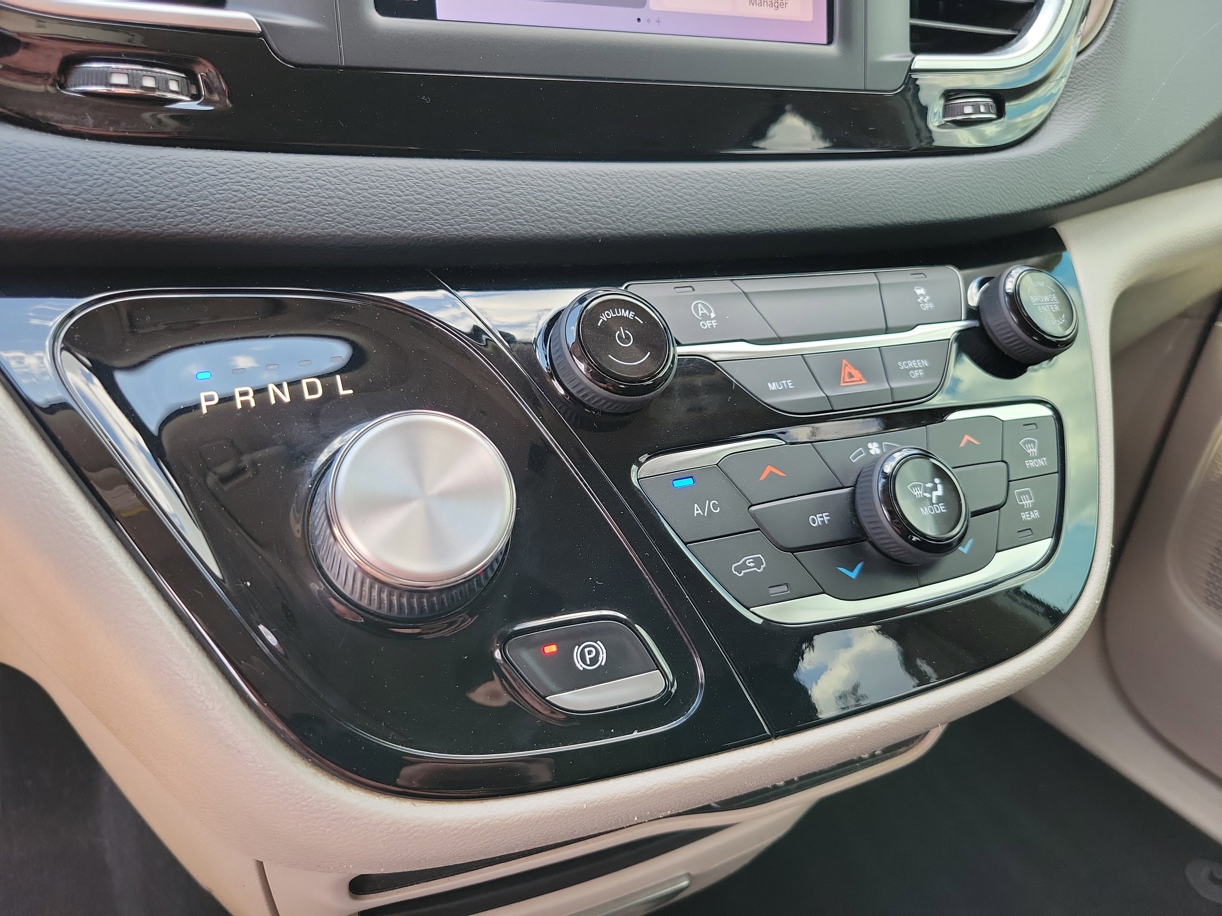 Used 2022 Chrysler Voyager LX image 12