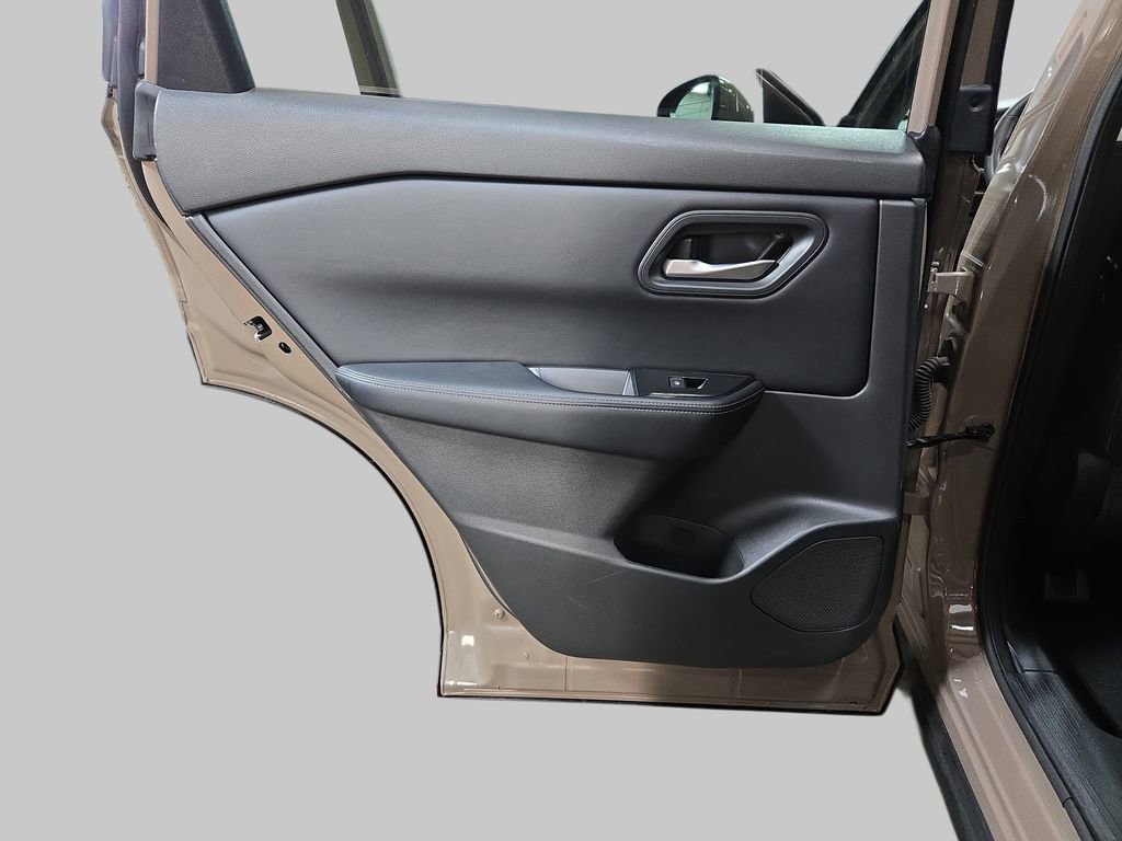 Used 2025 Nissan Rogue SV image 18