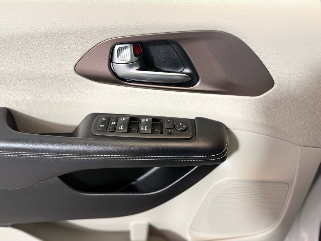 Used 2023 Chrysler Voyager LX image 20