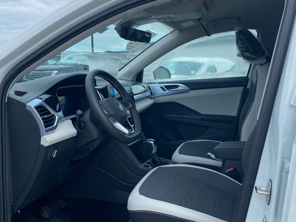 New 2025 Volkswagen Taos SE image 2