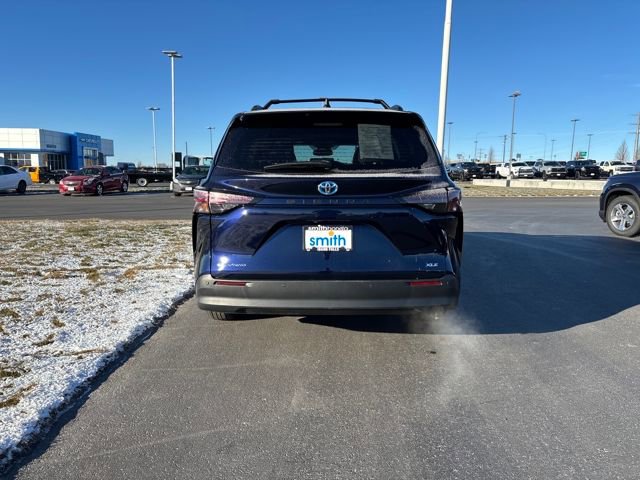 Used 2025 Toyota Sienna XLE image 4