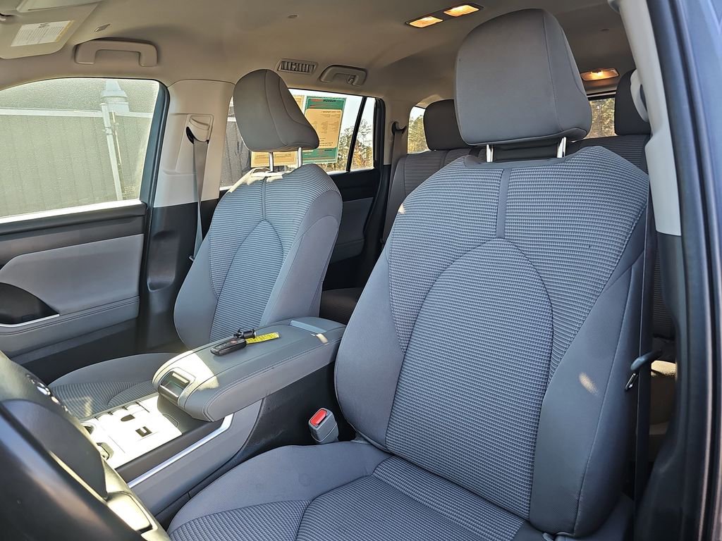 Used 2023 Toyota Highlander L image 21