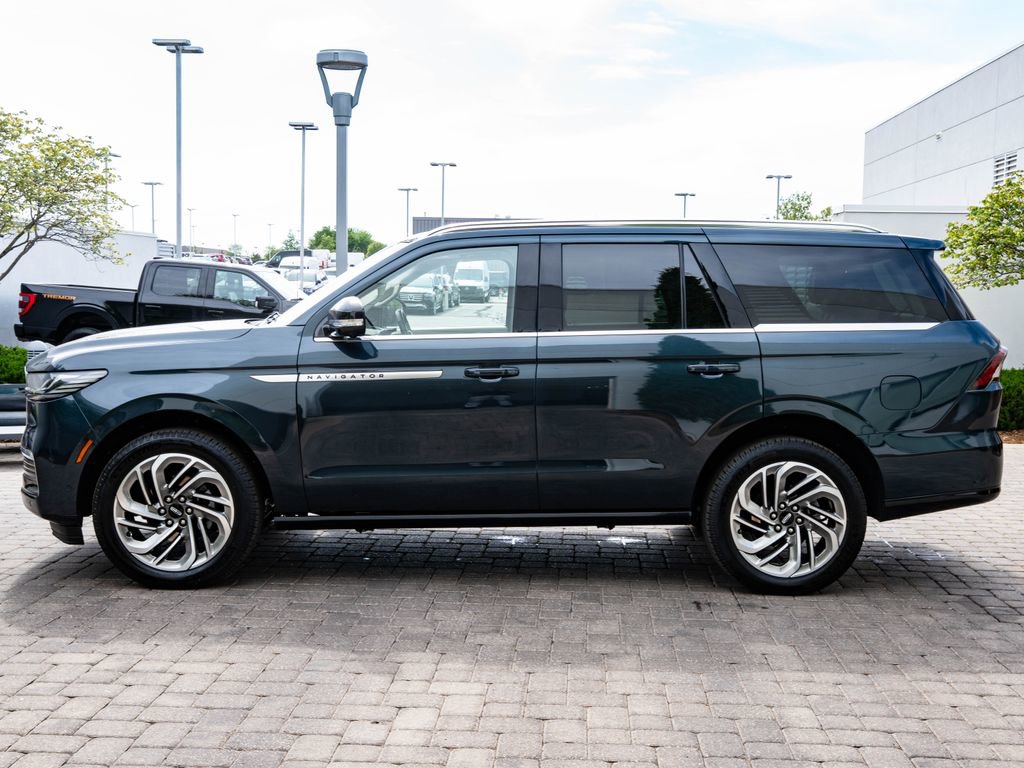 Used 2025 Lincoln Navigator Reserve AWD/4WD image 5