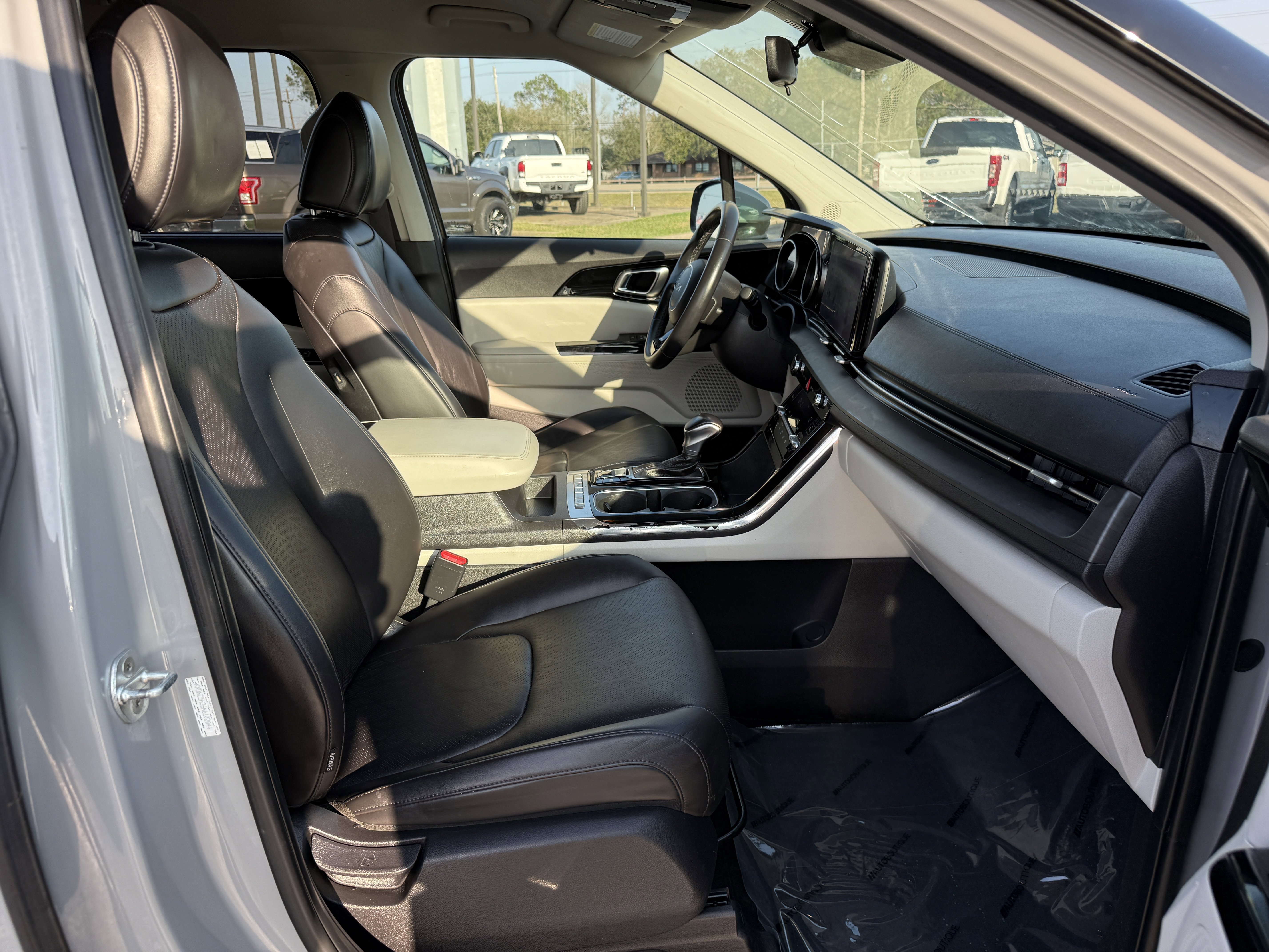 Used 2022 Kia Carnival EX image 32