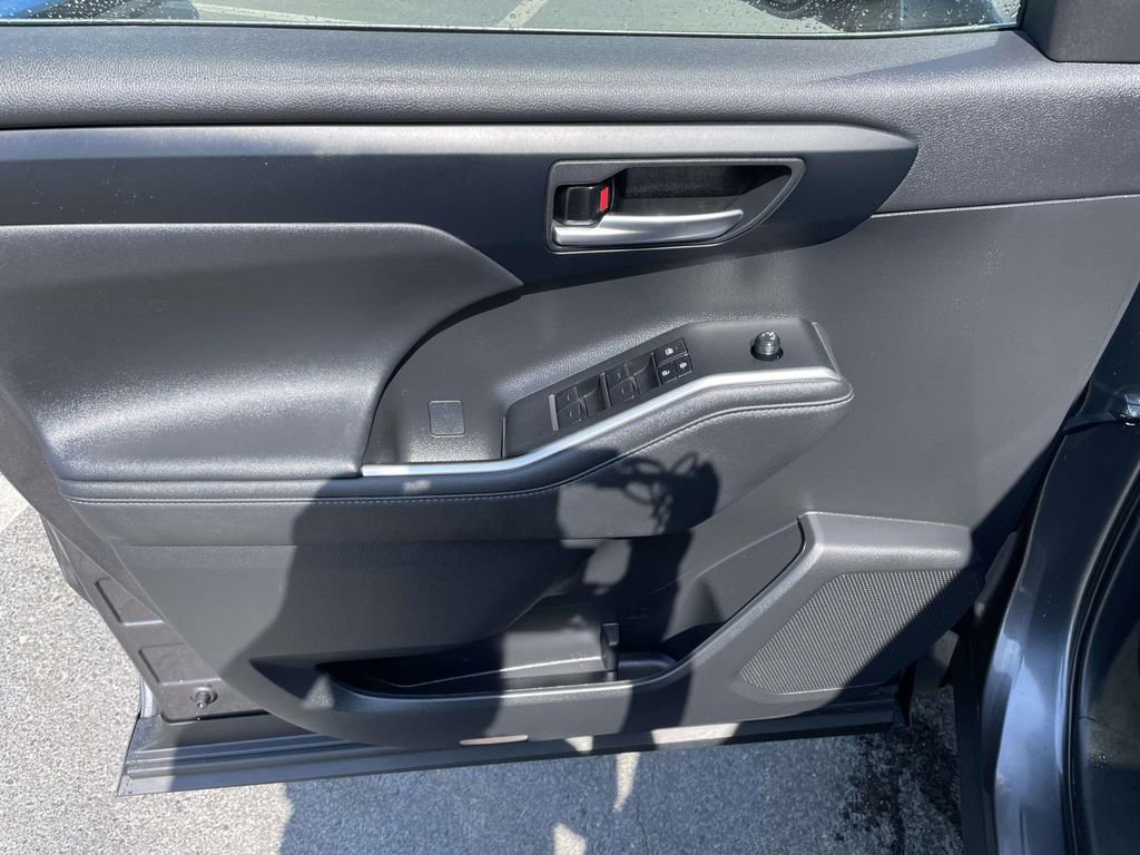 Used 2023 Toyota Highlander XLE image 26